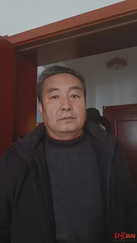 延安夜色中，一位校车司机的离奇失踪；最后通话困惑人心。