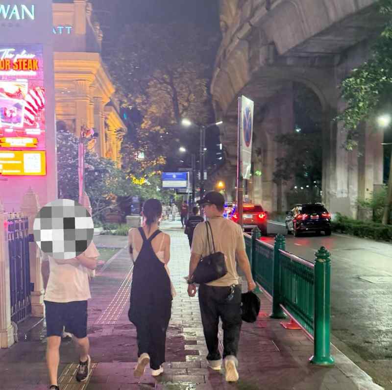 焦虑与羁绊：在曼谷四面佛的虔诚跪拜中，寻找平衡的真谛