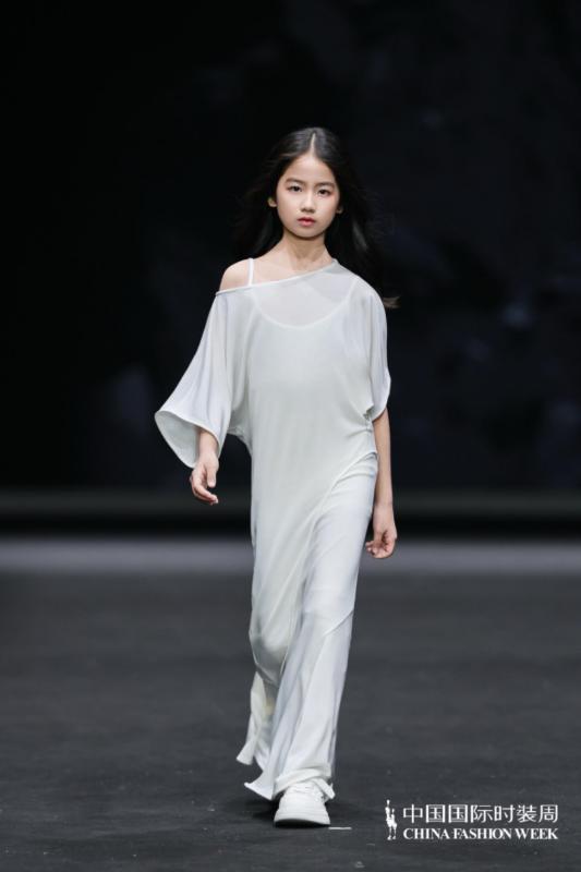  身份重构与自我实现：当代精英女性的心理韧性与时尚表达 情感心理 身份重构与自我实现：当代精英女性的心理韧性与时尚表达 情感心理