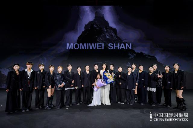  身份重构与自我实现：当代精英女性的心理韧性与时尚表达 情感心理 身份重构与自我实现：当代精英女性的心理韧性与时尚表达 情感心理