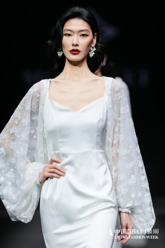  身份重构与自我实现：当代精英女性的心理韧性与时尚表达 情感心理 身份重构与自我实现：当代精英女性的心理韧性与时尚表达 情感心理