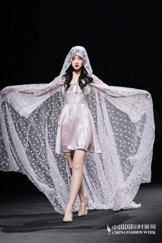  身份重构与自我实现：当代精英女性的心理韧性与时尚表达 情感心理 身份重构与自我实现：当代精英女性的心理韧性与时尚表达 情感心理