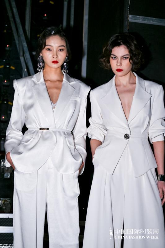  身份重构与自我实现：当代精英女性的心理韧性与时尚表达 情感心理 身份重构与自我实现：当代精英女性的心理韧性与时尚表达 情感心理