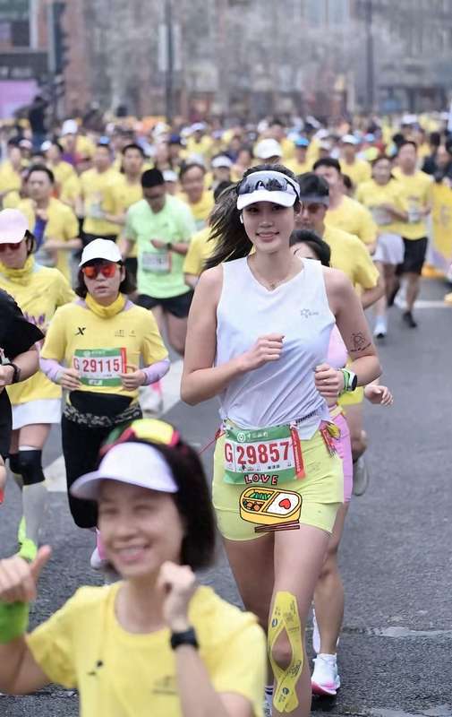  汉马赛道数据复盘：186cm身材比例优势对业余跑者配速影响的深度解析 体育新闻