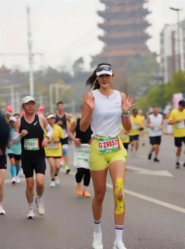  汉马赛道数据复盘：186cm身材比例优势对业余跑者配速影响的深度解析 体育新闻