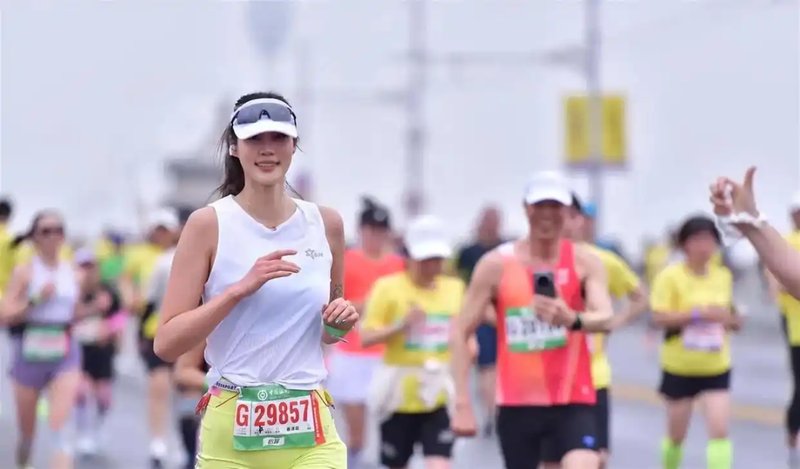  汉马赛道数据复盘：186cm身材比例优势对业余跑者配速影响的深度解析 体育新闻