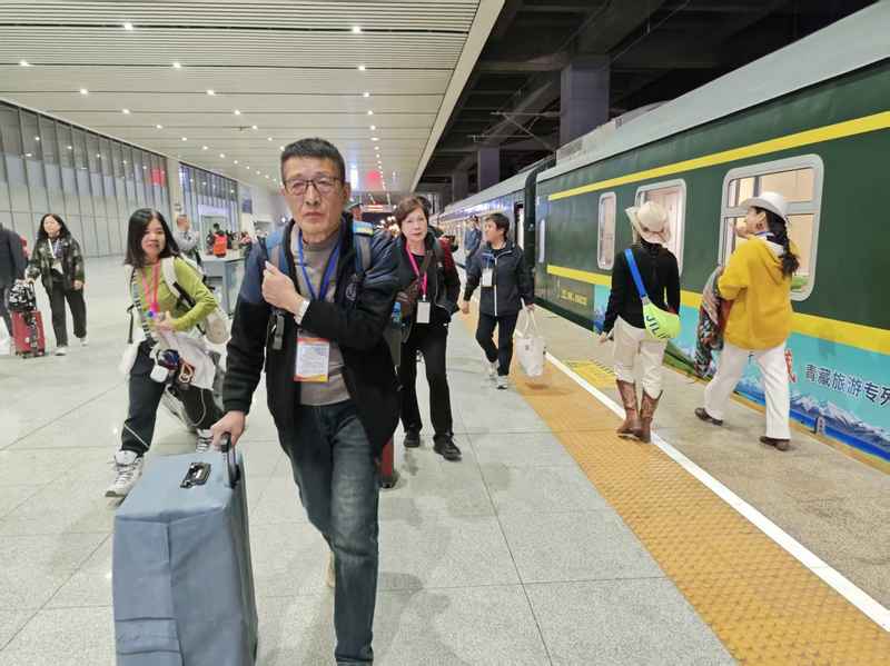  硬核解密：高原铁路桃花专列如何用技术消解“生命禁区”出行焦虑 文化旅游