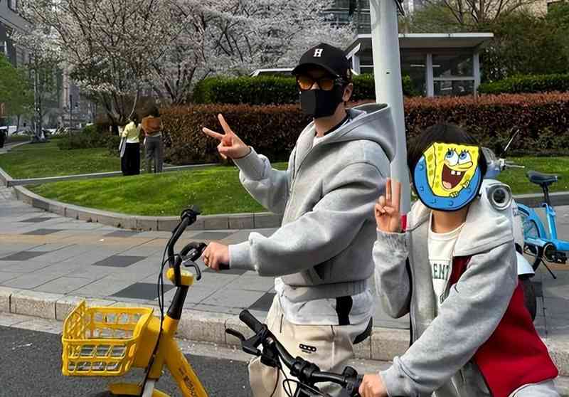  当明星爸爸晒娃也被骂：这次，我们该原谅黄晓明吗？ 情感心理