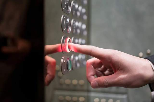  家门口的电梯"守护者"：让每一次乘梯都安心的温暖故事 新闻